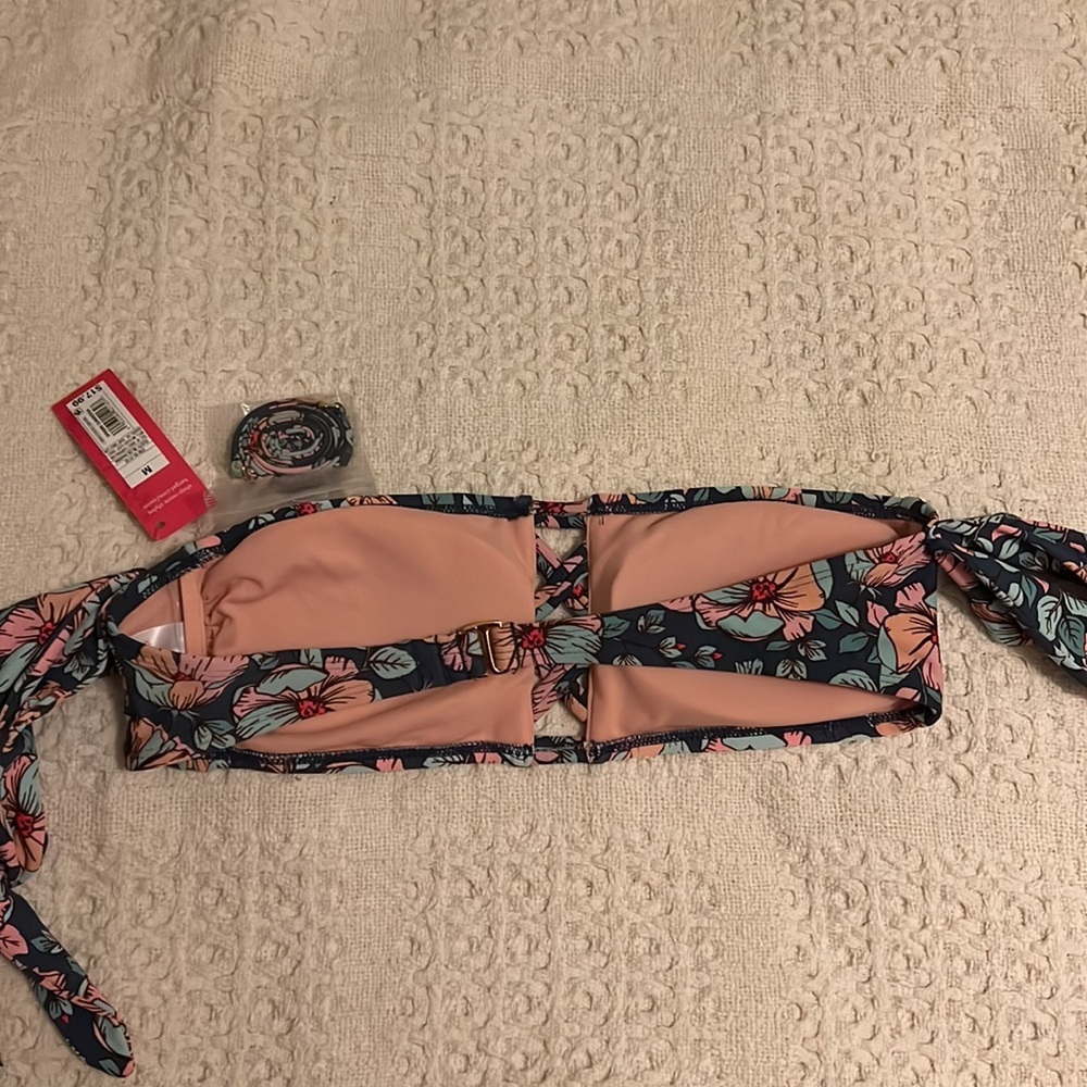 Two swimsuit tops - Picture 6 of 9